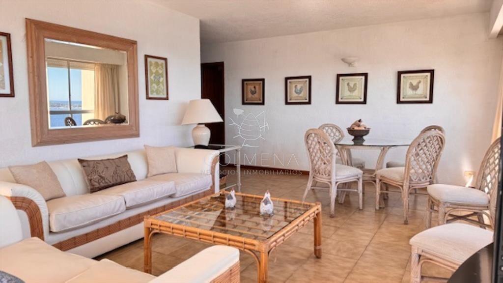 Apto con excelente vista a playa mansa y brava. Consulte!!!