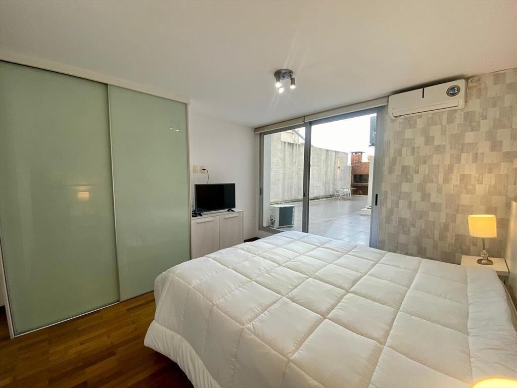 Alquiler apartamento 2 dormitorios amoblado con patio en Po