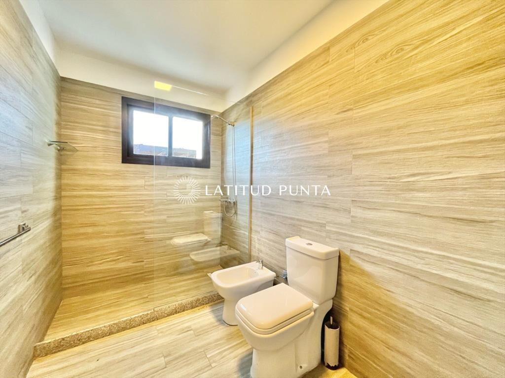 Casa 3 dormitorios con piscina. Barrio Privado