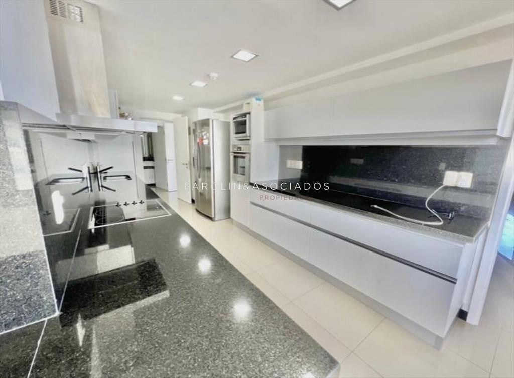 Apartamento en venta de 3 dormitorios en Tiburón