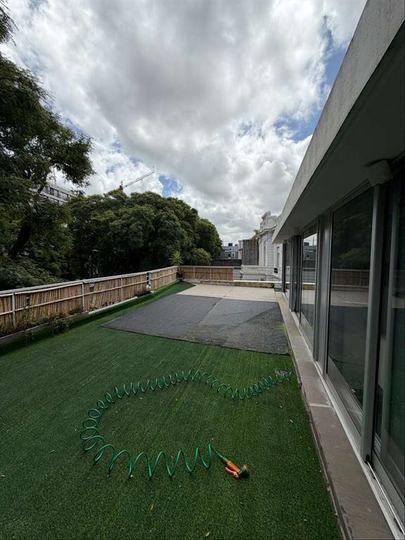 VENTA DE OFICINA SOBRE BV ARTIGAS 156 M2 CON 3 GARAJES