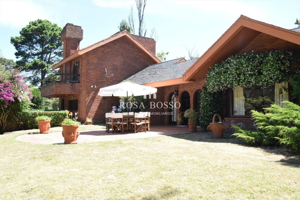 Hermosa propiedad con gran jardin en zona