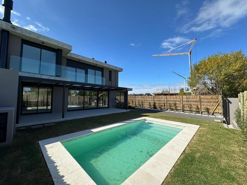 Venta de casa con tres dormitorios y escritorio en Barrio Pa