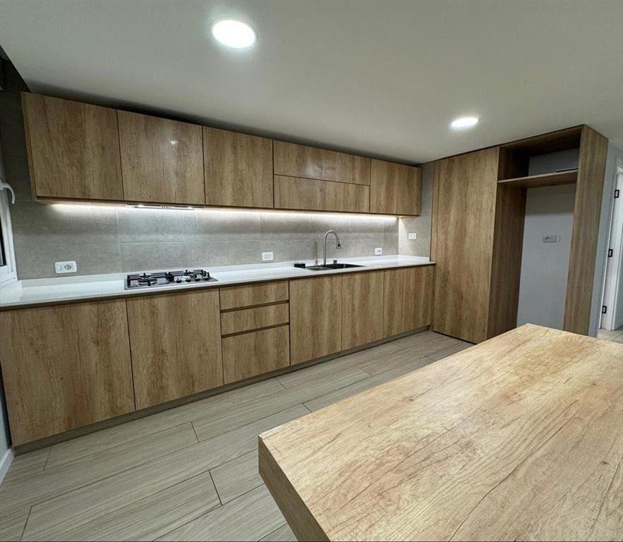 VENTA EXCELENTE APARTAMENTO. RECICLADO A ESTRENAR.