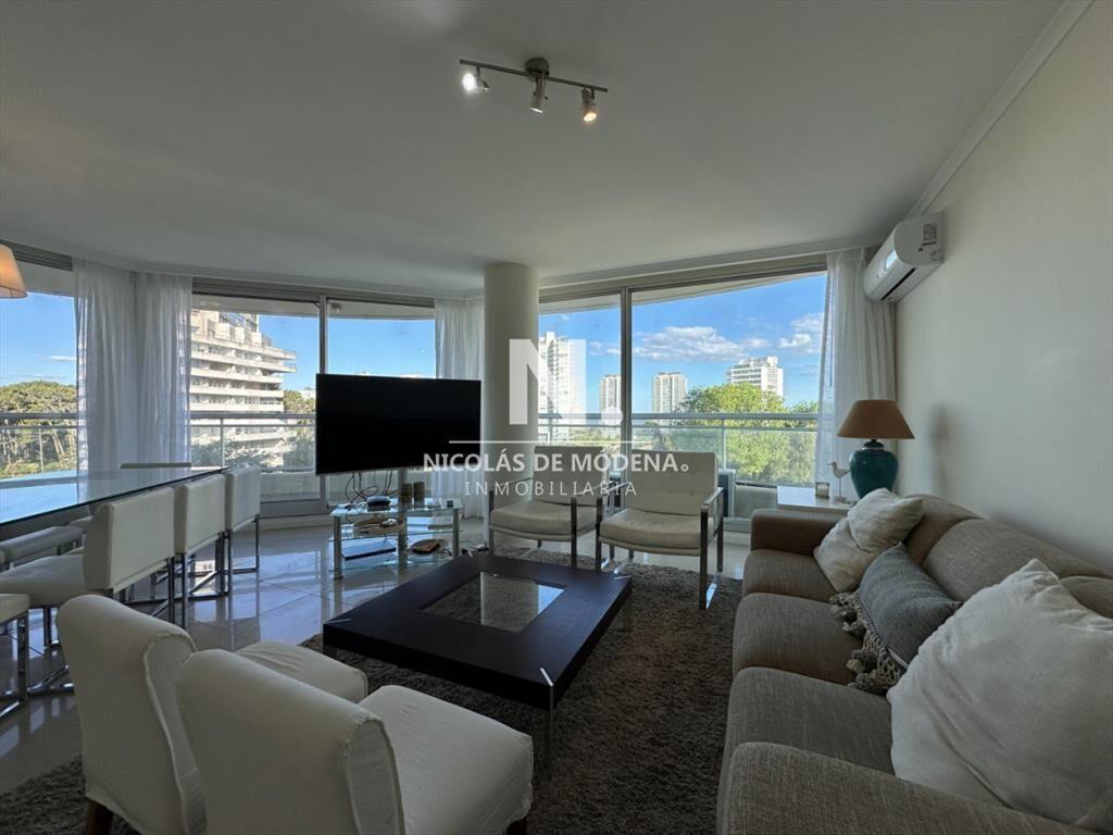 Hermoso apartamento en venta de 3 dormitorios y