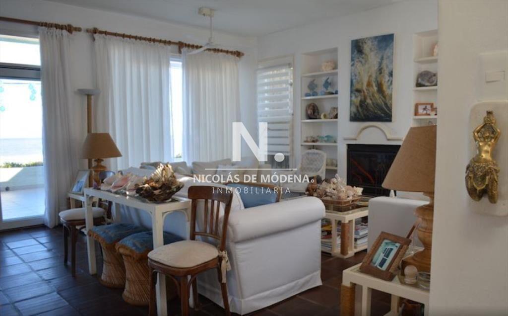 Vende casa de 4 dormitorios frente al mar en del