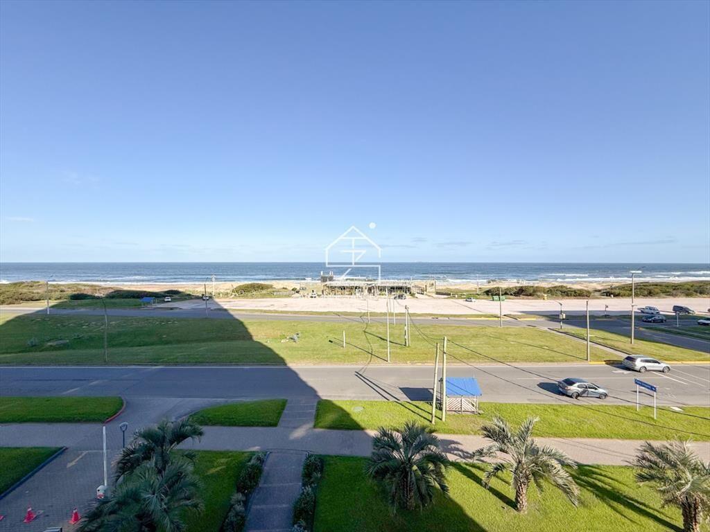 Luminoso y cómodo apartamento en primera linea Playa Brava