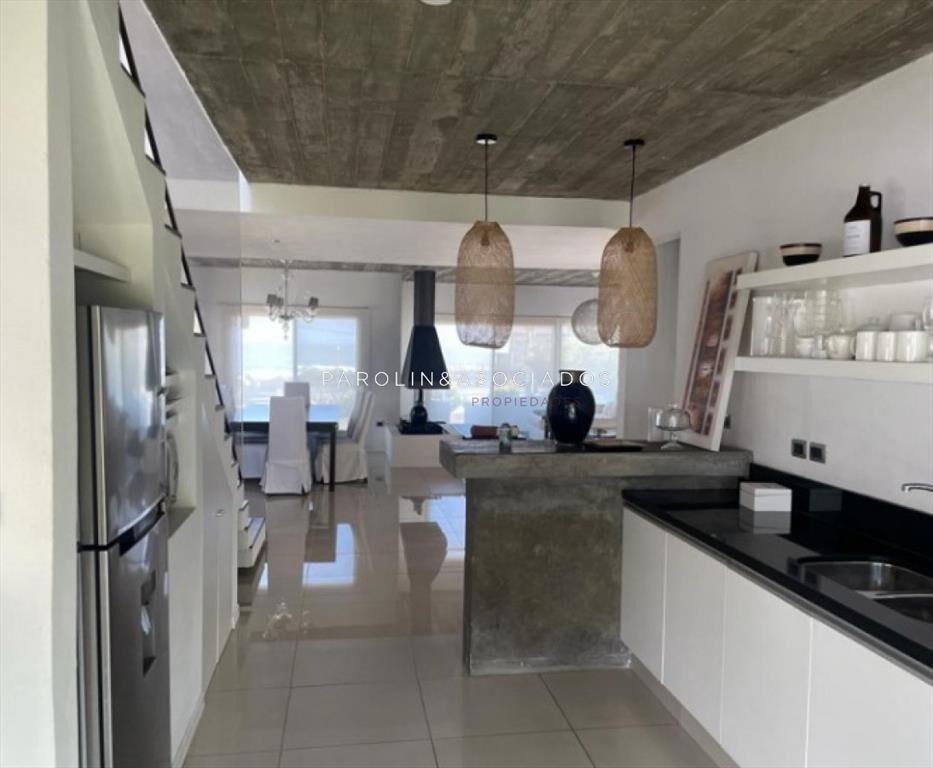 Hermosa casa en venta de 4 dormitorios frente al mar en Mon