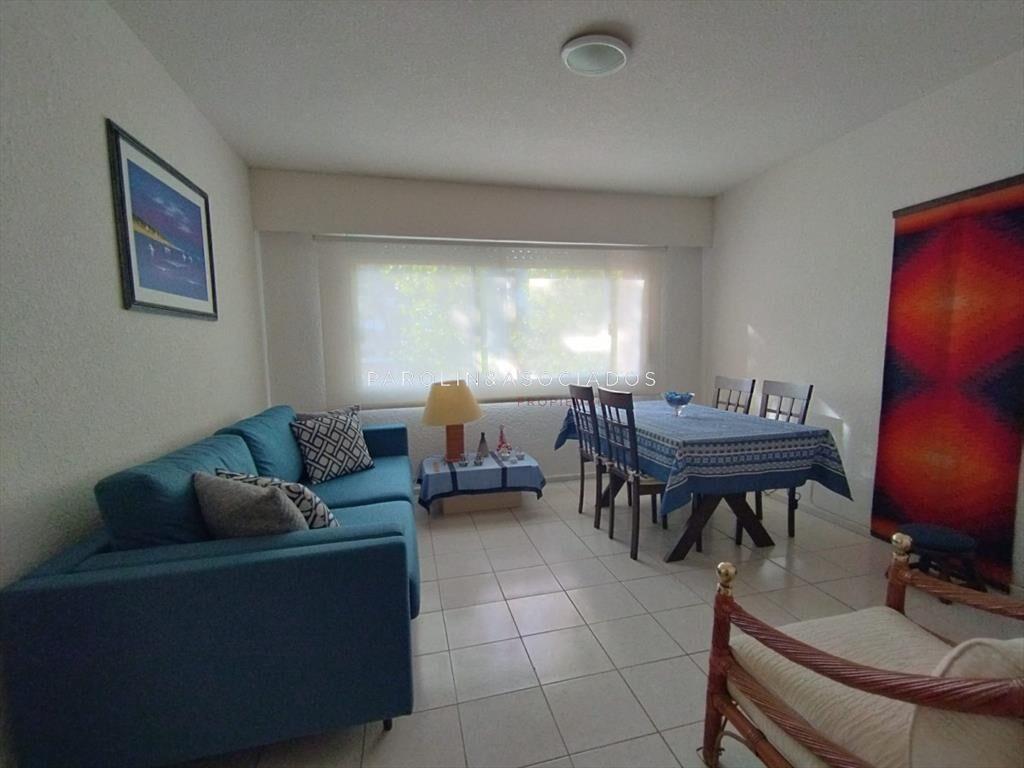 Luminoso apartamento en venta en edificio Aromo,