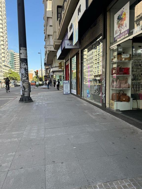 ALQUILER Local comercial sobre 18 de Julio esquina Vázquez.