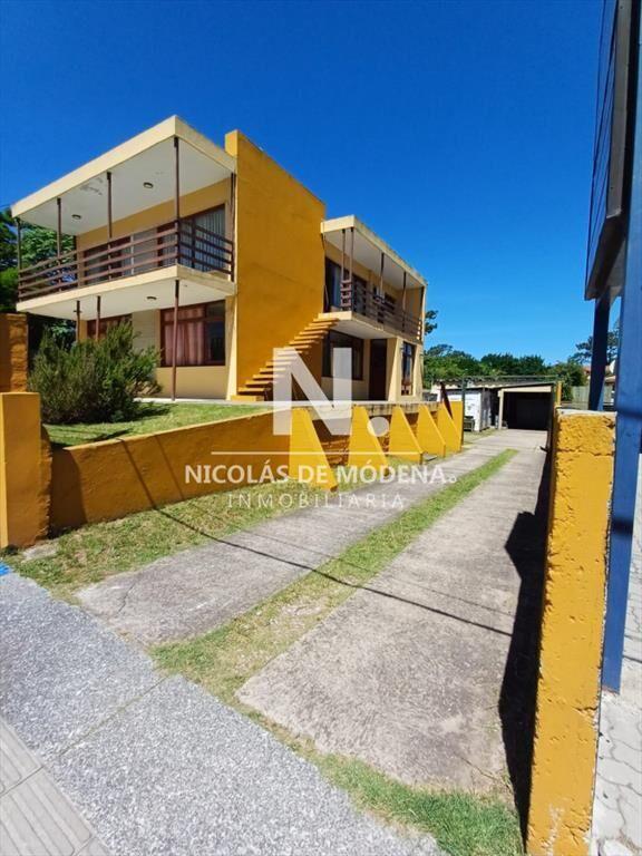 Casa de dos plantas a metros de Playa Mansa en