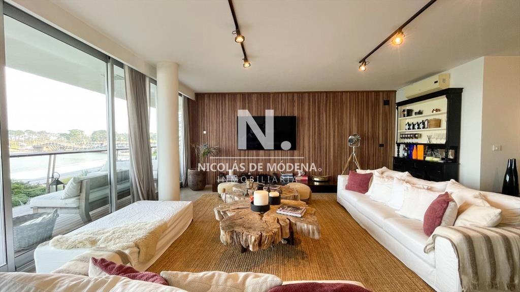 Hermoso apartamento de 4 dormitorios!
