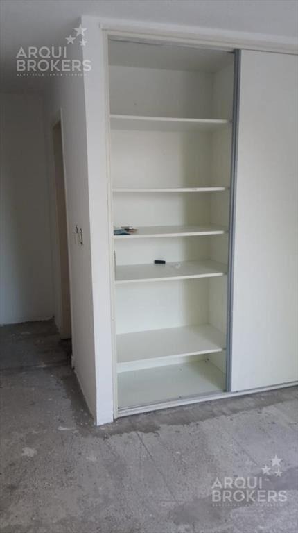 Apartamento de dos dormitorios y patio en venta en Pocitos