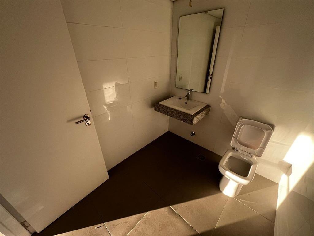 La paz esq. Julio Herrera, 220 m2 de salon, 17 de frente, a