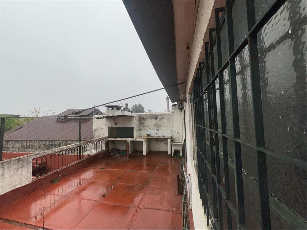 Local comercial + casa de altos sobre Gral Flores