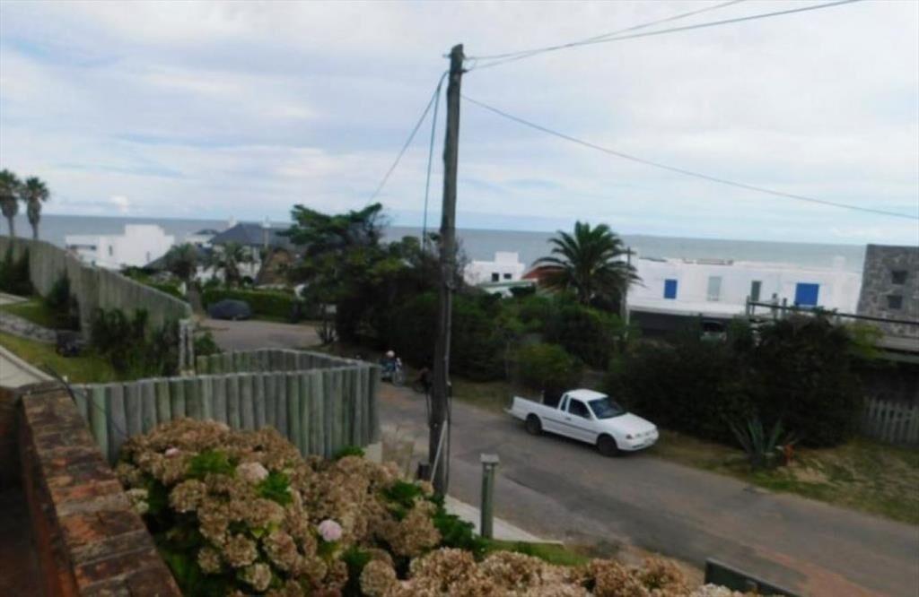 CASA EN VENTA DE 4 DORMITORIOS EN LA BARRA