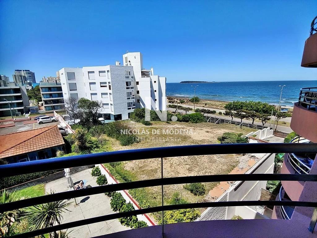 A pasos del mar en Playa Mansa, departamento de 3