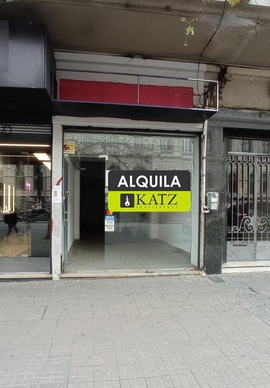 18 de julio y Tristan Narvaja, 50 m2, 3 mts de frente !!