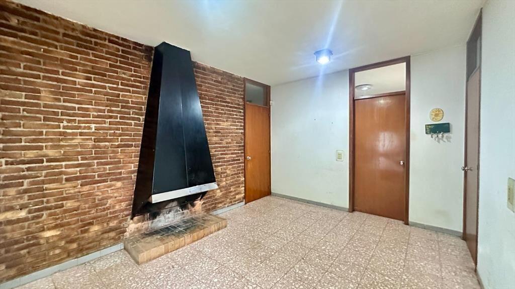 Casa de 3 dormitorios con garaje, patio y fondo.