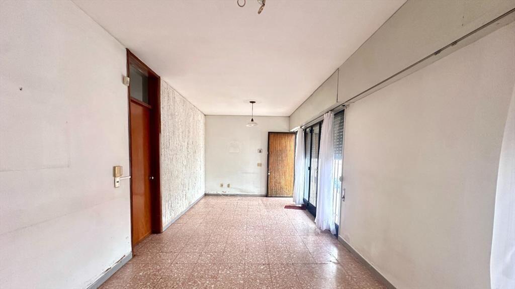 Casa de 3 dormitorios con garaje, patio y fondo.