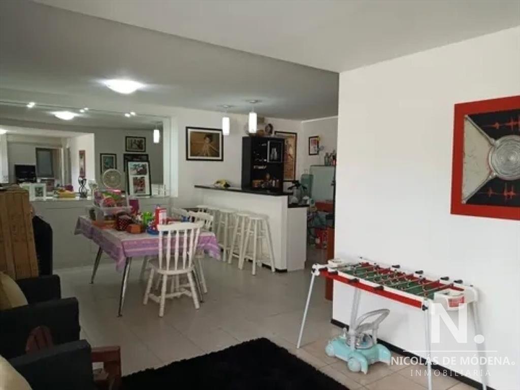 Vendo casa de 4 dormitorios,3 baños y piscina climatizada.