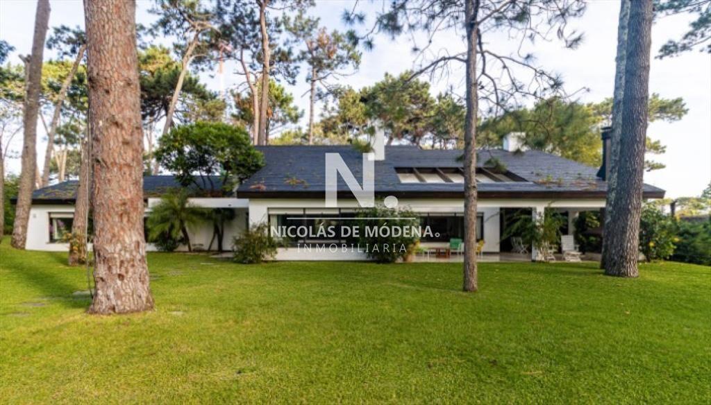 OPORTUNIDAD. VENDE CASA CON GRAN METRAJE EN SAN