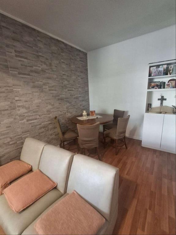 Venta de apartamento tipo casa, 2 dorm, patio, jardín, coch