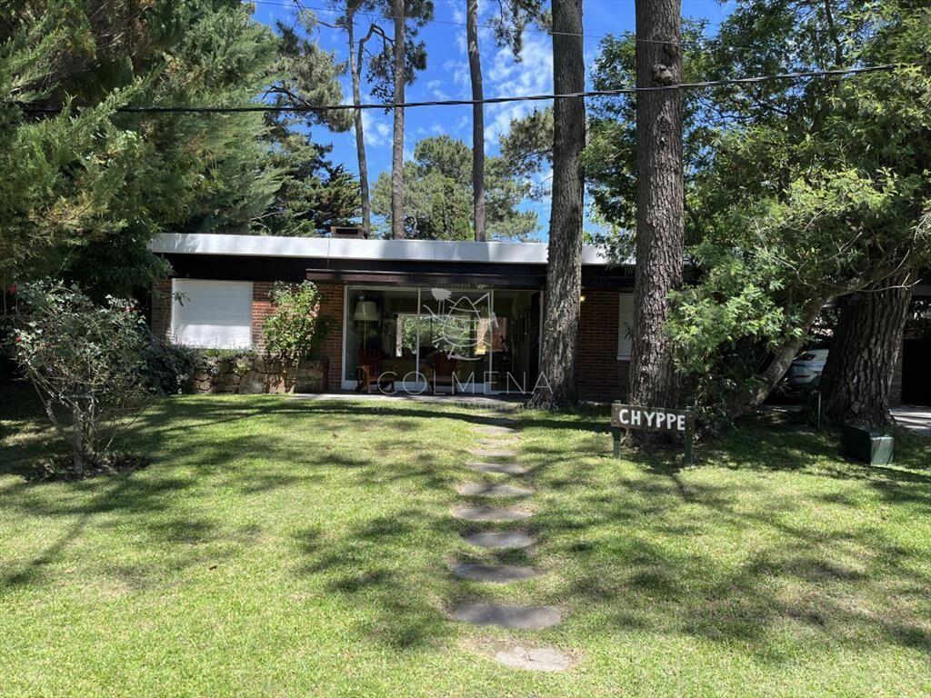 Casa en Playa Mansa, 5 dormitorios y 4 baños.