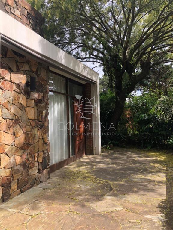 Casa ubicada en el barrio Cantegril lado del mar - Punta de