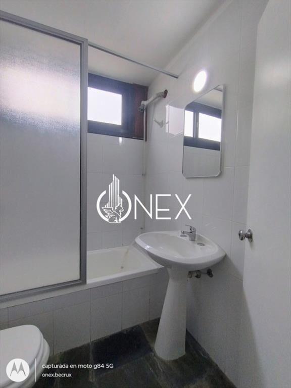 Apartamento de 2 dormitorios totalmente amueblado, con coch