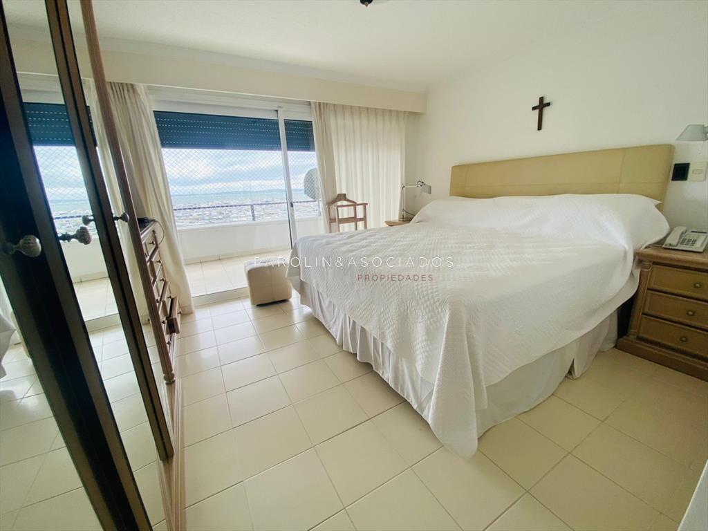 Apartamento de 3 dormitorios en venta en Punta