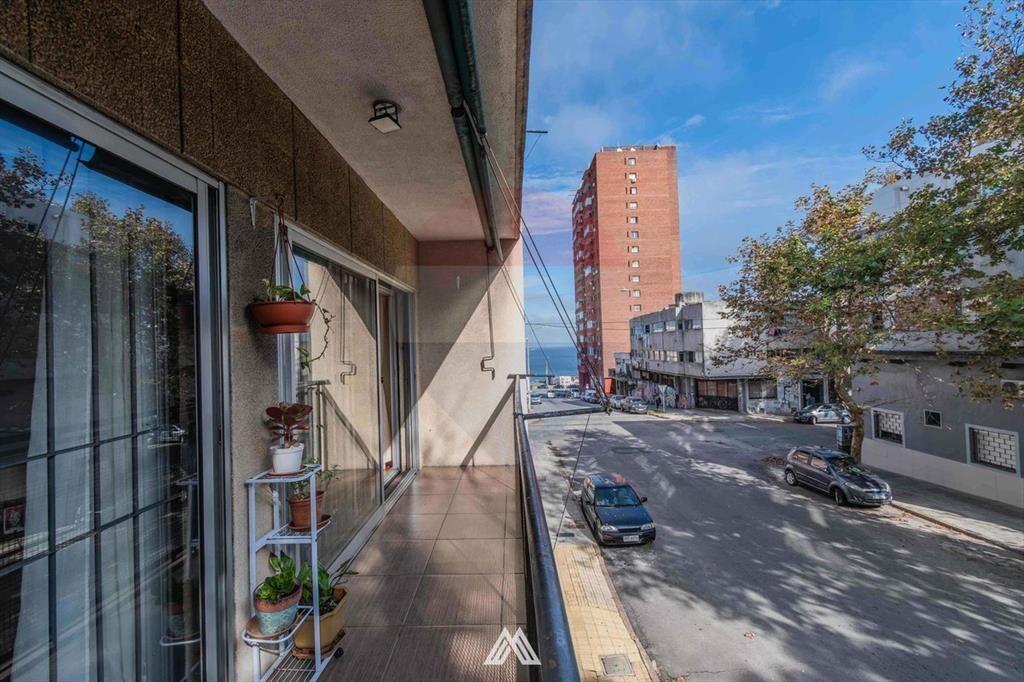 VENTA APARTAMENTO 3 DORM ,SERVICIO, TERRAZA CENTRO
