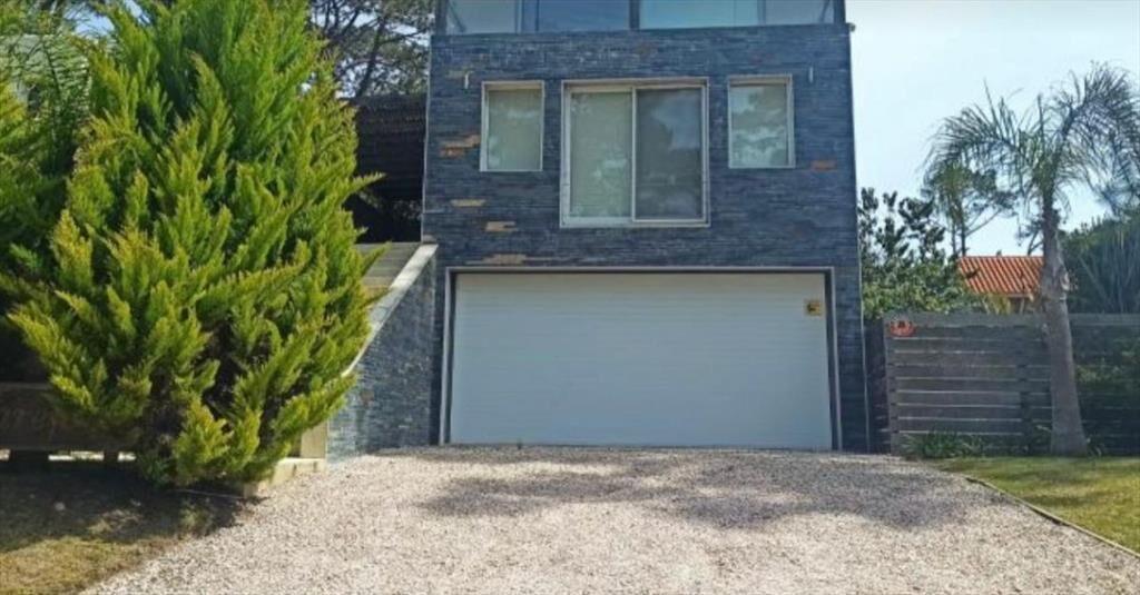 CASA EN VENTA DE 4 DORMITORIOS EN LA BARRA