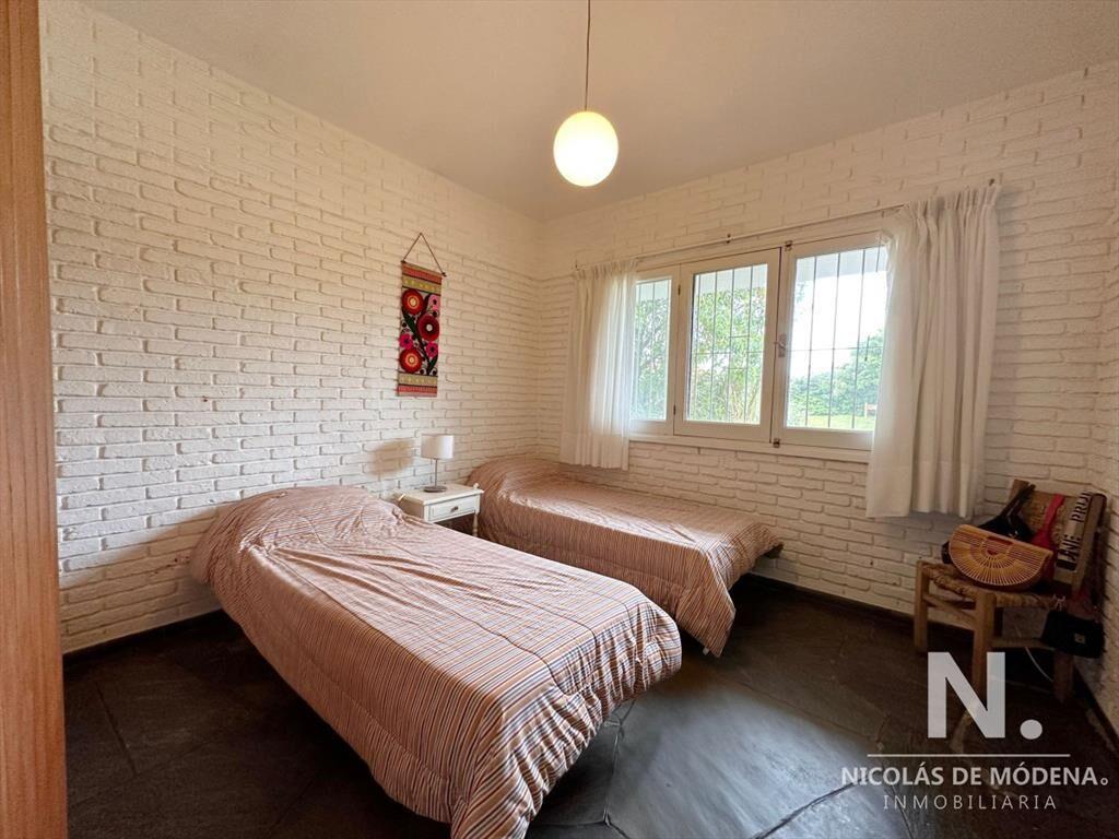 Casa de 3 Dormitorios mas Dependencia de Servicio en venta,