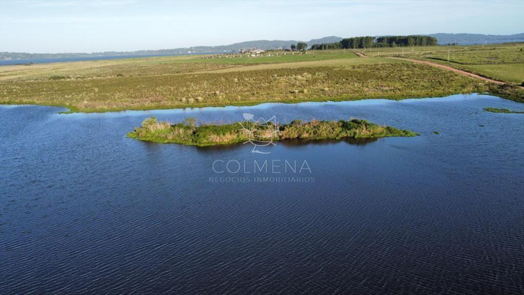 Chacra con frente a laguna.