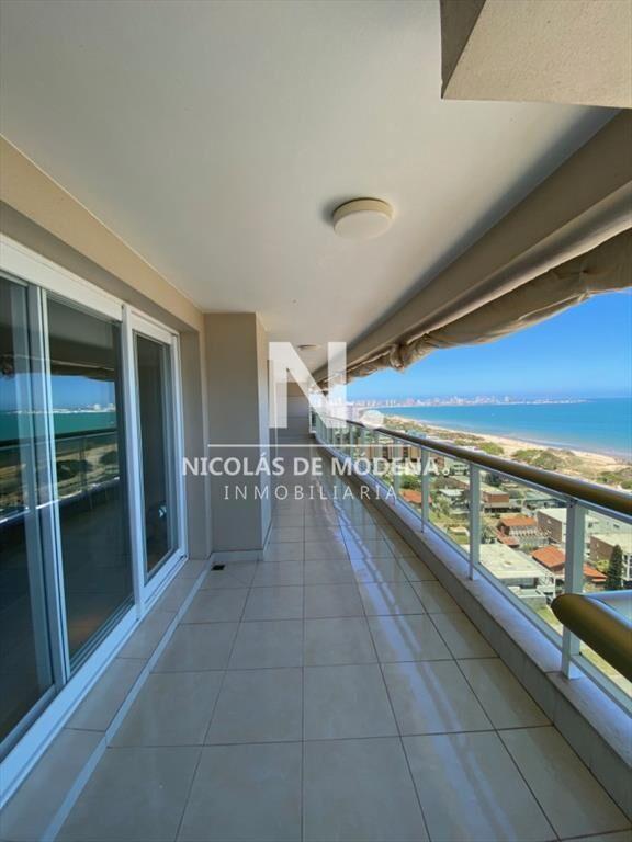 Departamento con vista a playa Masa en venta.