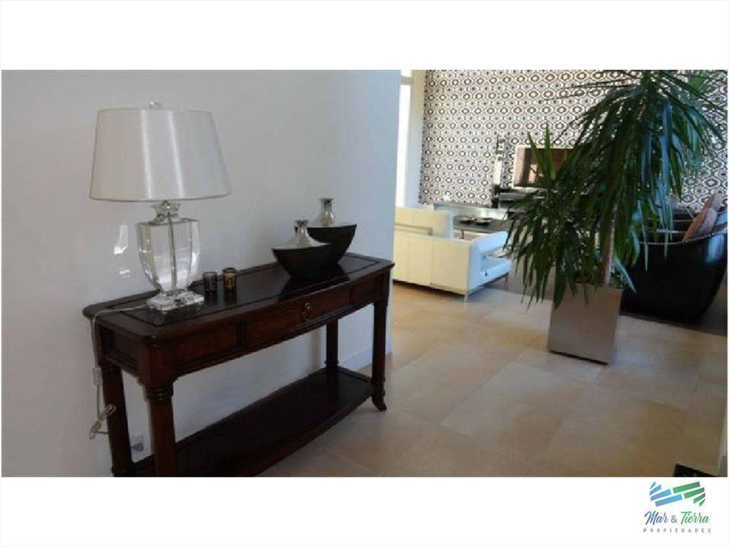 Vendo casa de 4 dormitorios con piscina en barrio