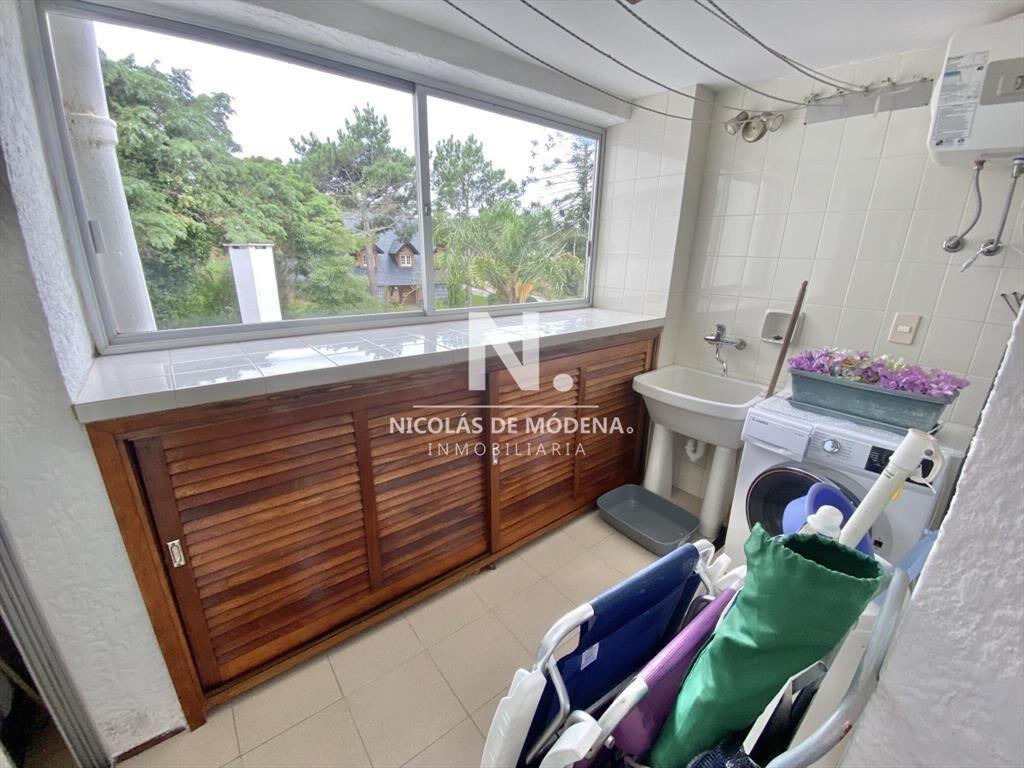 Vende impecable apartamento de 3 dormitorios, en