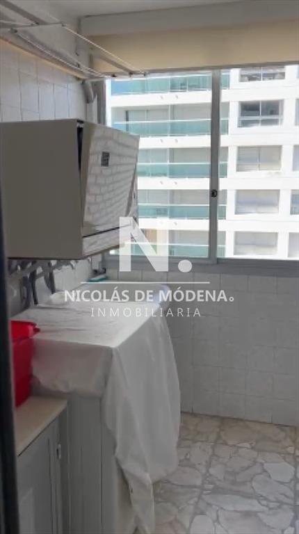 Vende apartamento de 2 dormitorios frente al mar.