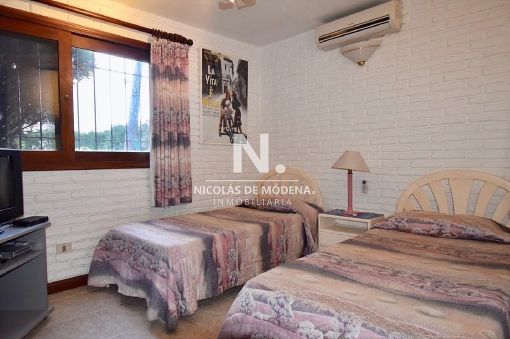 Casa en Playa Mansa de Cuatro Dormitorios en del
