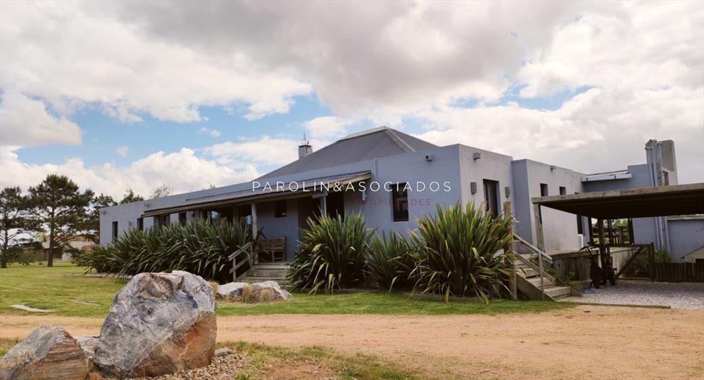 Venta de Hermosa Casa sobre la laguna en El