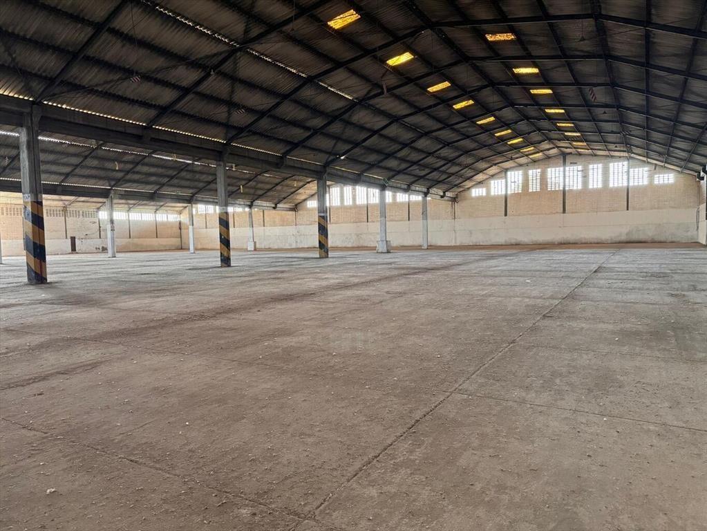5 naves de 10.590 m2 mas oficinas, próximo Mdeo y Puerto. 1