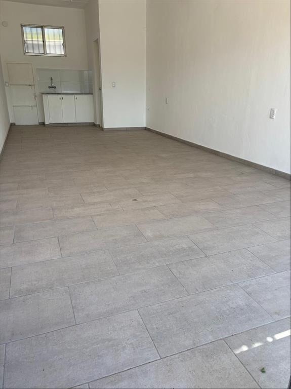 EN CENTRO COMERCIAL SOBRE AV. GIANNATTASIO Local Solymar Al