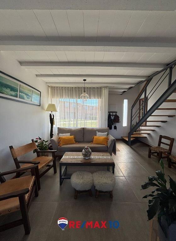 Vivienda de dos dormitorios en entorno verde.