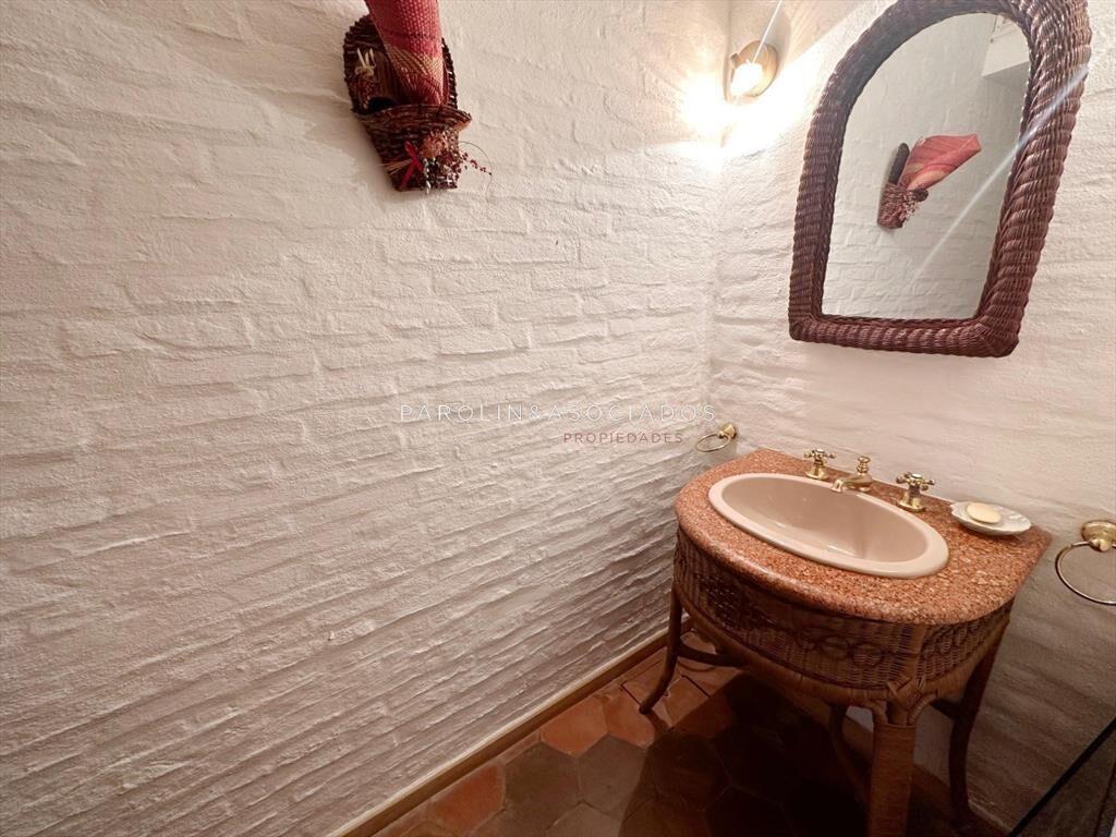 Casa en venta de 4 dormitorios y dependencia de servicio en