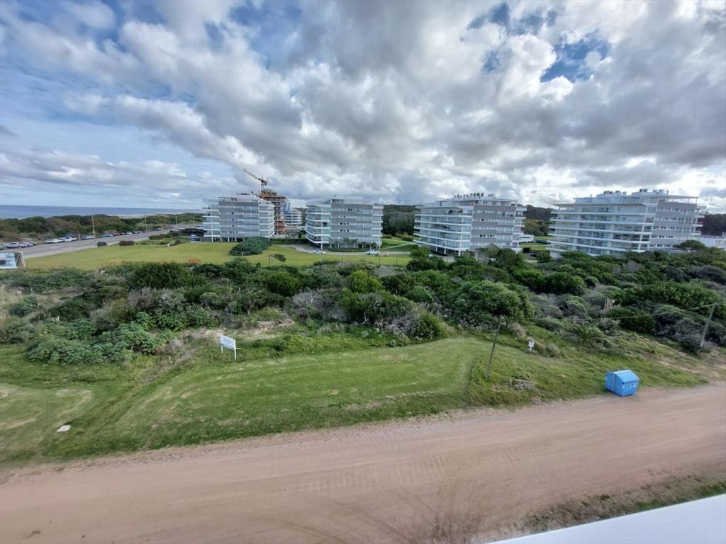 VENTA APARTAMENTO 6 DORMITORIOS - AGUAS AZULES