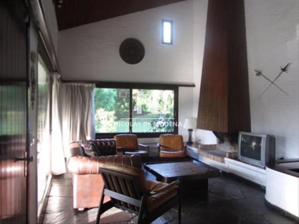 Casa ubicada en zona residencial.