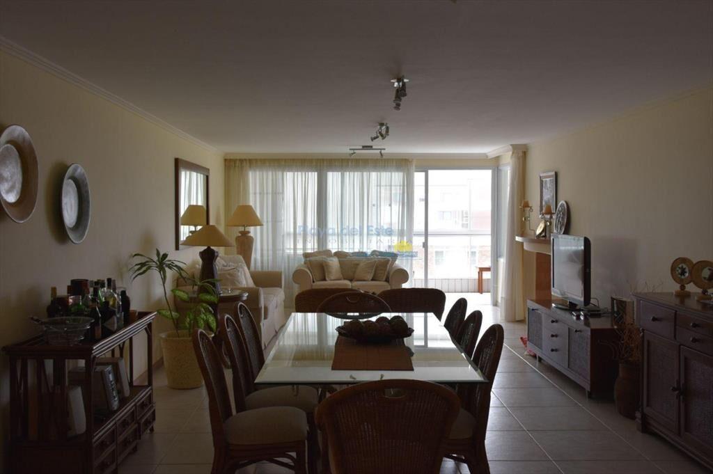 Apartamento en Alquiler de 3 dormitorios en Punta