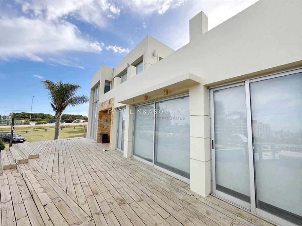 Excelente casa en venta de 5 dormitorios en Punta