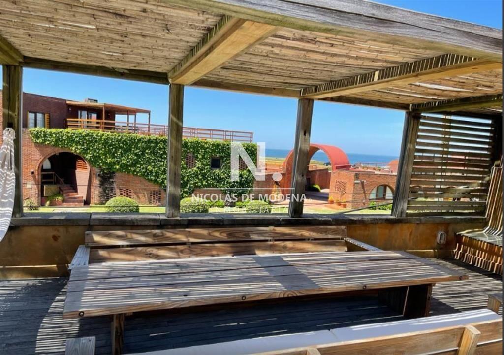 Vende casa en Manantiales, con terraza abierta de